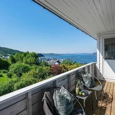 Spacious With View - 5br - Free Parking - Great Wi-fi Villaer Bergen