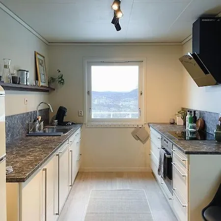 Villaer Spacious With View - 5br - Free Parking - Great Wi-fi *