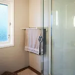 Spacious With View - 5br - Free Parking - Great Wi-fi *