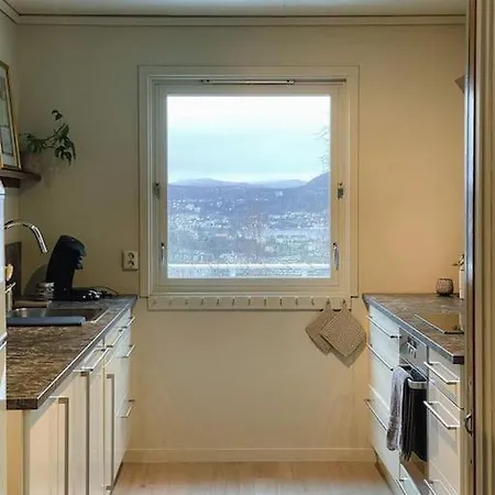 Villa Spacious With View - 5br - Free Parking - Great Wi-fi