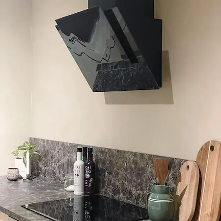 Spacious With View - 5br - Free Parking - Great Wi-fi