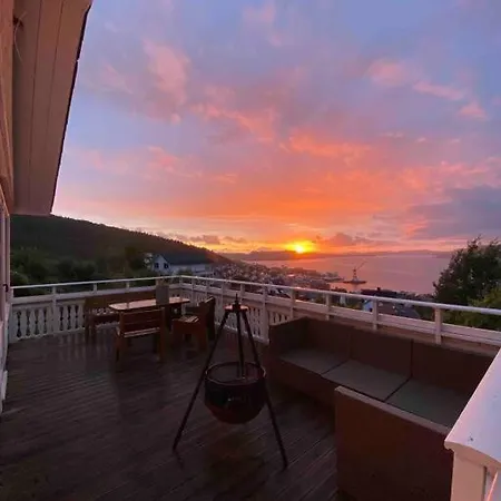 Villa Spacious With View - 5br - Free Parking - Great Wi-fi