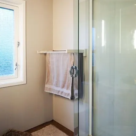 Spacious With View - 5br - Free Parking - Great Wi-fi *