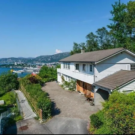 Spacious With View - 5br - Free Parking - Great Wi-fi Villa Bergen