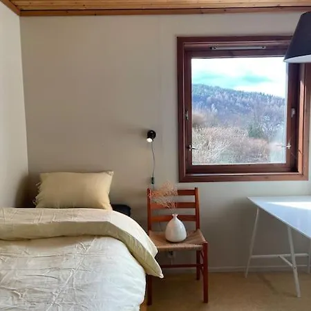 Spacious With View - 5br - Free Parking - Great Wi-fi *