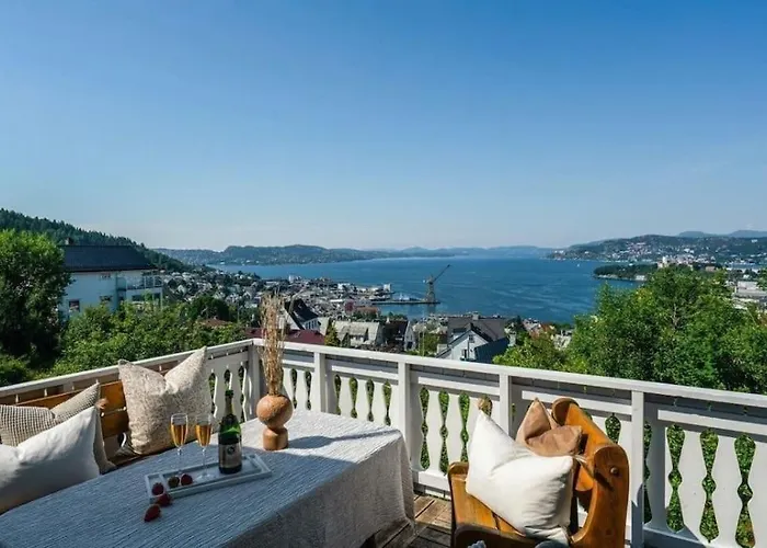 Villa Spacious With View - 5br - Free Parking - Great Wi-fi *
