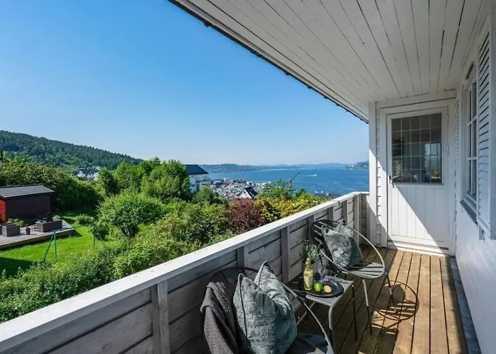 Spacious With View - 5br - Free Parking - Great Wi-fi Villa Bergen