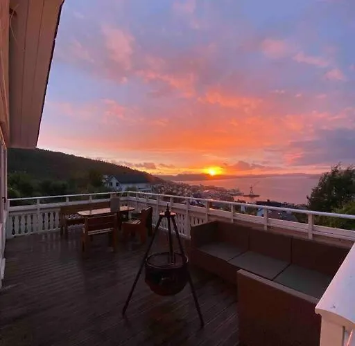Villa Spacious With View - 5br - Free Parking - Great Wi-fi