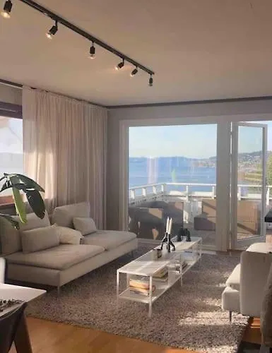 Villa Spacious With View - 5br - Free Parking - Great Wi-fi Bergen